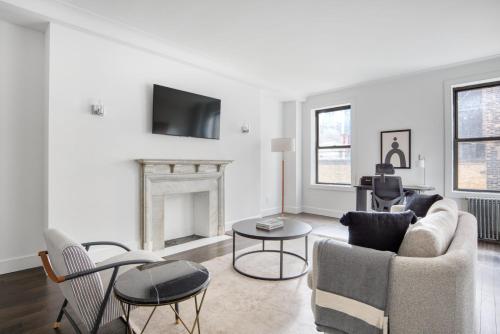 Een zitgedeelte bij Midtown 2br w doorman wd nr Central Park NYC-1144