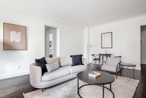 Een zitgedeelte bij Midtown 2br w doorman wd nr Central Park NYC-1144