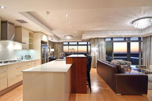 Η κουζίνα ή μικρή κουζίνα στο The Residences at Crystal Towers