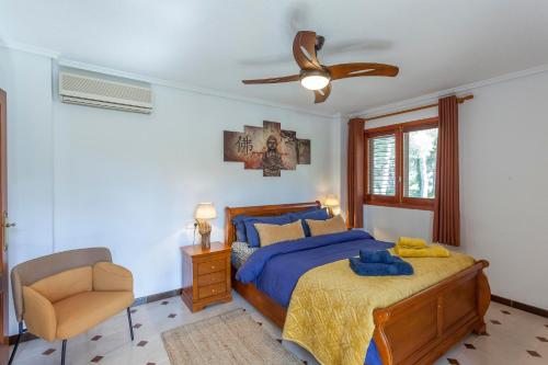 Serra的住宿－VILLA LATEL，一间卧室配有一张床和吊扇