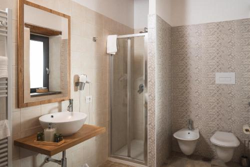 bagno con lavandino, doccia e servizi igienici di i Cacciagalli Wine Resort a Teano