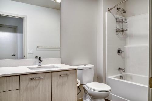 First Hill jr 1br w rooftop gym nr park SEA-583_3