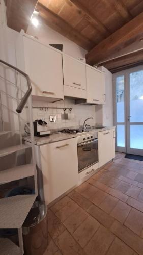 Casa vacanze Irisにあるキッチンまたは簡易キッチン