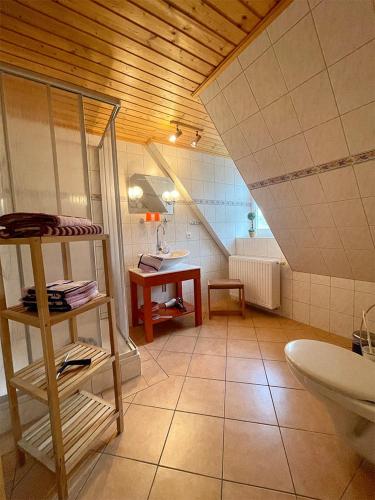 Ένα μπάνιο στο Ferienwohnung Zum Heuschober