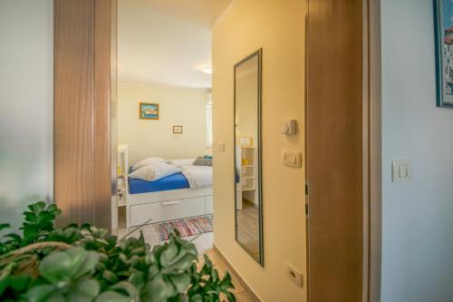 - un couloir avec un miroir et un lit dans une chambre dans l'établissement Rooms Apartim 2 Piran, à Piran