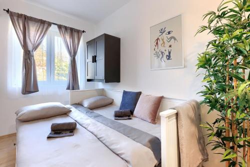 un soggiorno con divano e pianta di Hostel Monte Zaro a Pola (Pula)