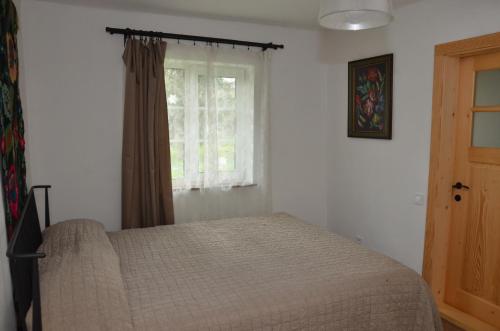 Urych的住宿－Садиба Злата хата，一间卧室设有一张床和一个窗口