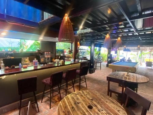 un restaurante con bar y mesa de billar en Rom Casa Hostel Da Nang en Da Nang
