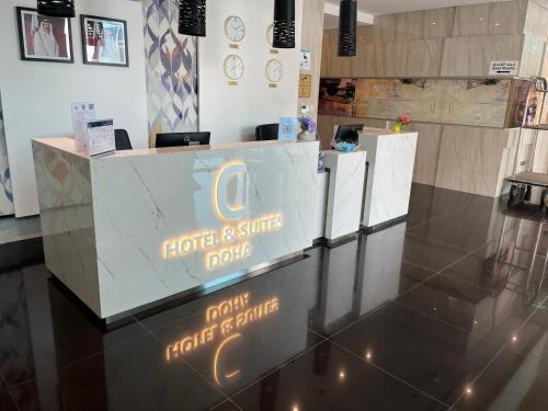een tentoonstelling van een hotel en suites bij C - Hotel and Suites Doha in Doha
