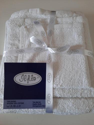 a white towel with a box and a pair of scissors at Panoramico nell'antico borgo medievale di Casperia in Casperia