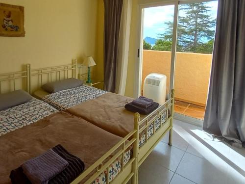 a bedroom with two twin beds and a window at Villa Alemania in Altea