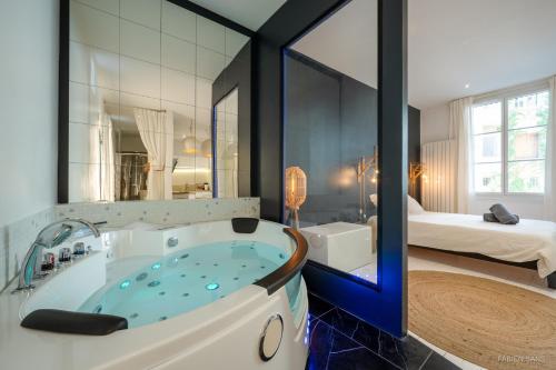 Kúpeľňa v ubytovaní LOFT Clim - Jacuzzi Centre Gare - Parking gratuit