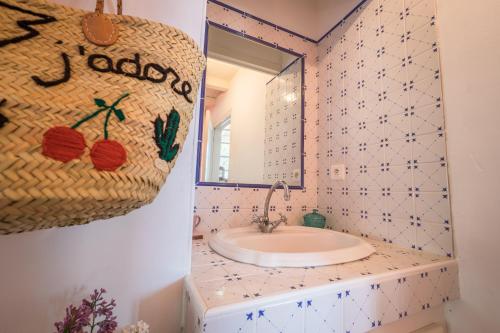 une salle de bain avec un lavabo et un miroir dans l'établissement Gîte du Domaine de Roujol, à Brassac