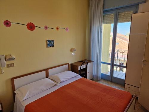 Postel nebo postele na pokoji v ubytování Hotel Clara RIMINI