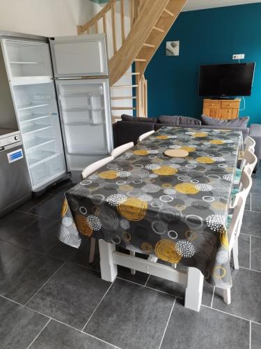 une salle à manger avec une table et un réfrigérateur dans l'établissement Gîte de Vercourt, à Vercourt