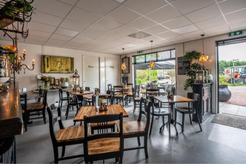 a dining room with wooden tables and chairs at Tiny House in de duinen van IJmuiden aan Zee in IJmuiden