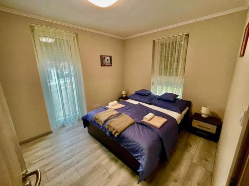 Een bed of bedden in een kamer bij ELVIS Apartman