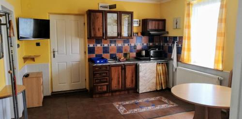 uma cozinha com armários de madeira e uma mesa em penzion U Soudu em Liberec