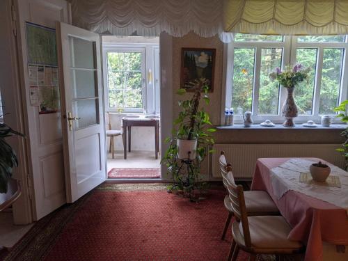 uma sala de jantar com uma mesa e uma janela em Pension Haus Martha em Bad Grund