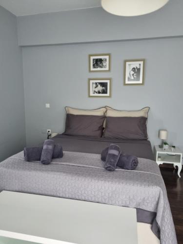 una camera da letto con un grande letto con cuscini viola di Precious Emma's House a Afantou