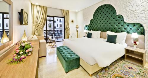 um quarto com uma cama grande e uma cabeceira verde em Fes Heritage Boutique luxury Hotel em Fez