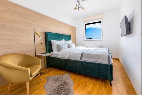 - une chambre avec un lit, une chaise et une fenêtre dans l'établissement Platinum_Luxury_Apartment, à Teslić