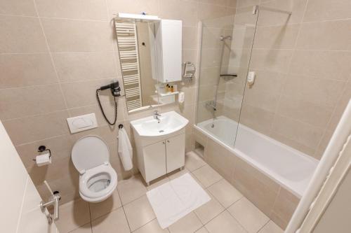 uma casa de banho com um WC, um lavatório e um chuveiro em Platinum_Luxury_Apartment em Teslic