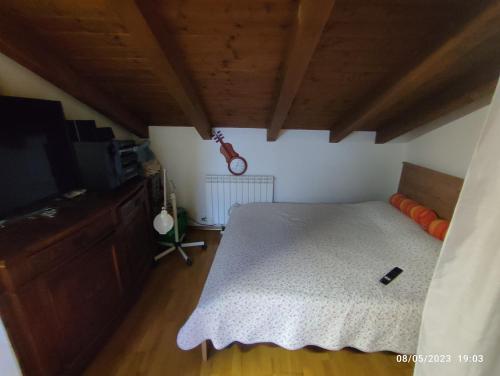 Un pat sau paturi într-o cameră la Mansarda