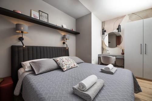 a bedroom with a bed with towels on it at Pansion Tina in Šilo