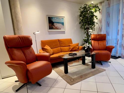 ein Wohnzimmer mit 2 Stühlen und einem Sofa in der Unterkunft Villa Marfa - FeWo 03 in Bansin