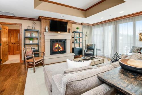 ein Wohnzimmer mit einem Sofa und einem Kamin in der Unterkunft Ritz Carlton Vail #410 condo in Vail