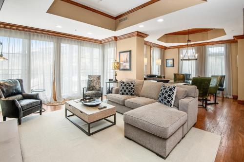 ein Wohnzimmer mit einem Sofa, Stühlen und einem Tisch in der Unterkunft Ritz Carlton Vail #410 condo in Vail