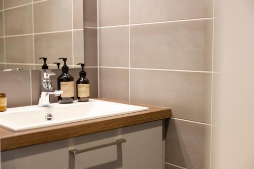 une salle de bain avec un lavabo et un miroir dans l'établissement Loft-Style Duplex with Balcony in Downtown Reykjavík, à Reykjavik