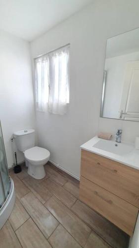 une salle de bain blanche avec des toilettes et un lavabo dans l'établissement V18 Idéal PRO, Université, E valley, axes auto, à Cambrai