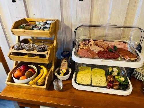 einem Kühlschrank mit vielen verschiedenen Lebensmitteln in der Unterkunft Gasthof Bräustübl in Selb