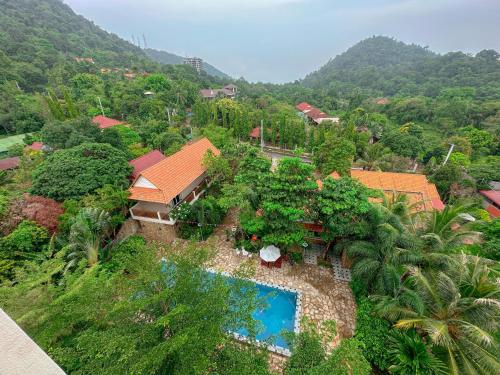 una vista aérea de una casa con piscina en Summer Resort, en Kep