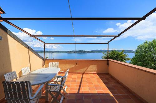 a patio with a table and chairs on a balcony at Apartment Merida in Belgirate