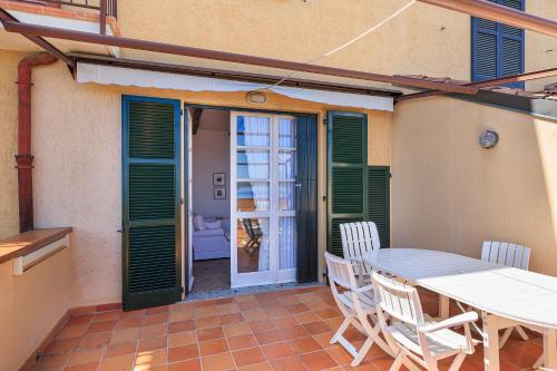 a patio with a table and chairs and a door at Apartment Merida in Belgirate
