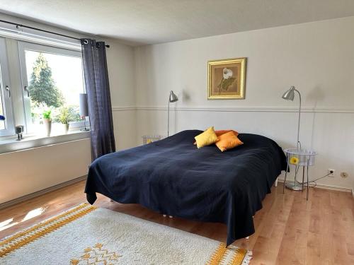 - une chambre avec un lit doté de draps bleus et une fenêtre dans l'établissement Rymlig lägenhet i Stenungsund, à Stenungsund