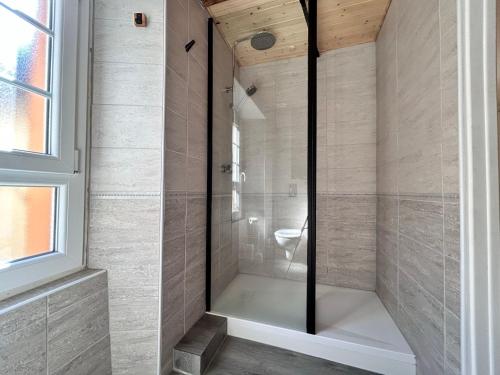 eine Dusche mit Glastür im Bad in der Unterkunft Le Pradet - Maison de ville rue piétonne animée in Clermont-Ferrand