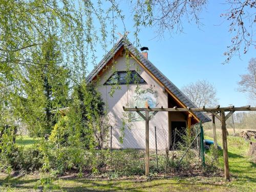 a house with a painting on the side of it at Ferienhaus Eisvogel in Lübbenau