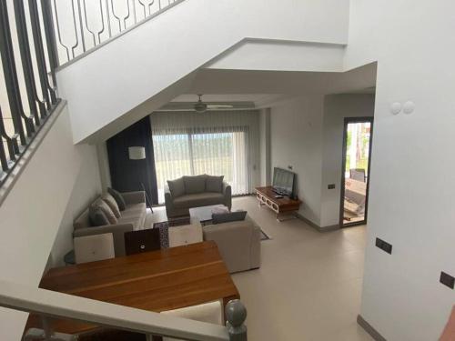 ein Wohnzimmer mit einem Sofa und einem Tisch in der Unterkunft Moderne Villa in Kuşadası in Kusadası