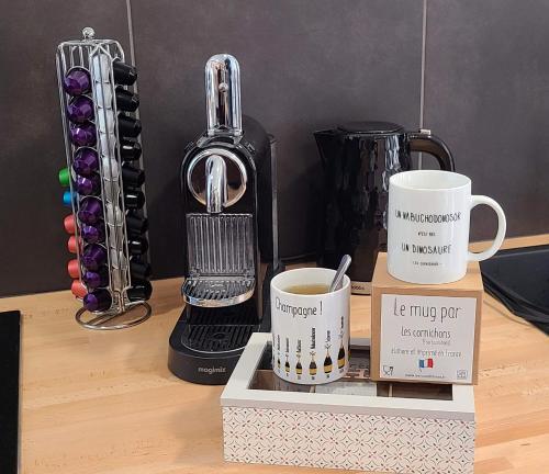 une table avec des tasses à café et d'autres appareils dessus dans l'établissement MYL Bulles, à Moussy