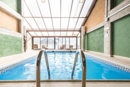 a swimming pool in a building with escalators at Snö Villa de Sallent 4 in Formigal