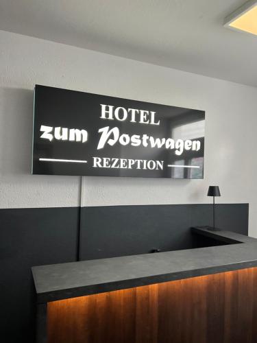 un cartel en la pared de la recepción de un hotel zermorenoren en Hotel zum Postwagen en Gevelsberg