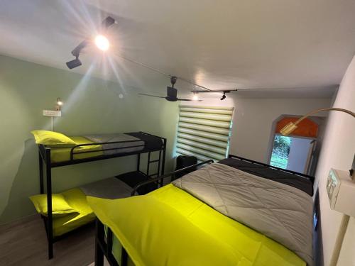 1 dormitorio con 2 literas y lámpara en Himtrek Stays,Mcleodganj, en McLeod Ganj