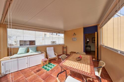 Zimmer mit einem Bett und einem Tisch in der Unterkunft Casa Ágave in El Pozo de los Frailes