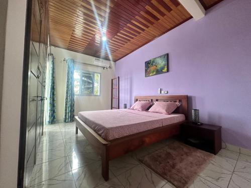 1 dormitorio con 1 cama y ducha a ras de suelo en appartements meublés à Logbessou, en Douala