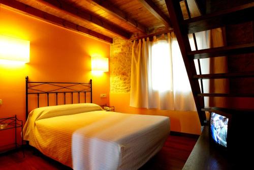 A bed or beds in a room at Hotel El Faixero Tradicional