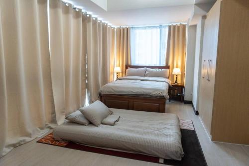 Кровать или кровати в номере A2J Luxury Uptown 3BR Suite Near Uptown Mall